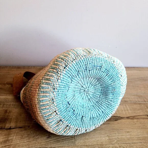 African woven sisal shoulder bag with leather strap and handles. - Picture 7 of 8